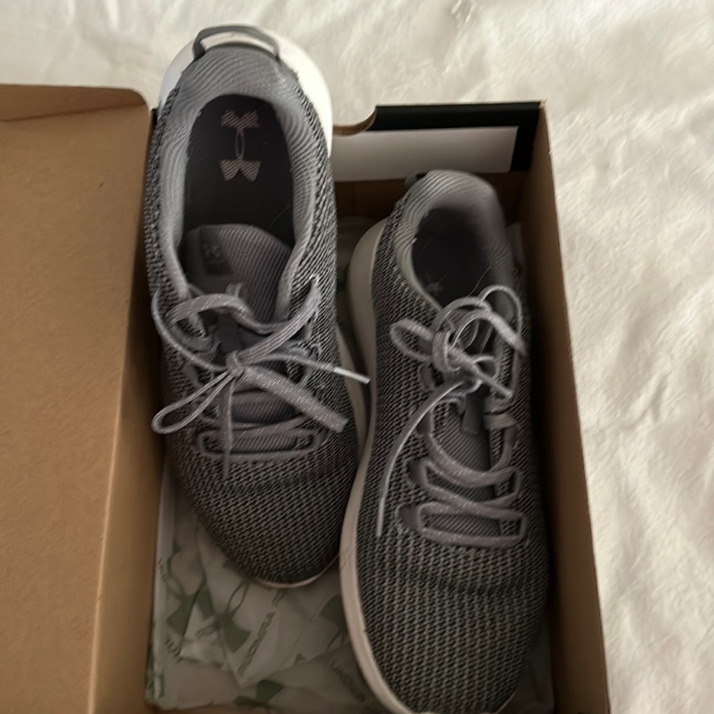 Women’s UA grey sneaker
